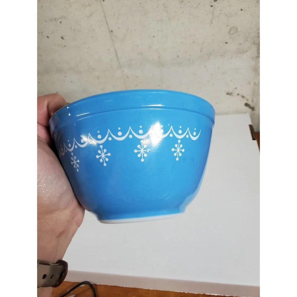 Vintage Pyrex Blue Snowflake Garland Cinderella 1.5‎ Pint Mixing Bowl #401 - USA